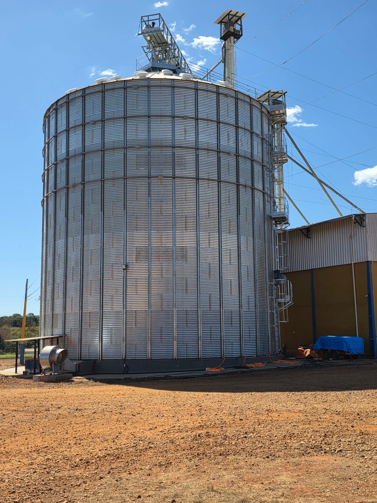 Silo de armazenamento de ração da Granja OVO Brasil